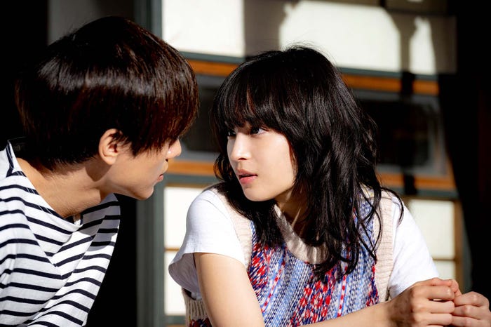 永瀬廉、広瀬すず/「夕暮れに、手をつなぐ」第4話より(C)TBS