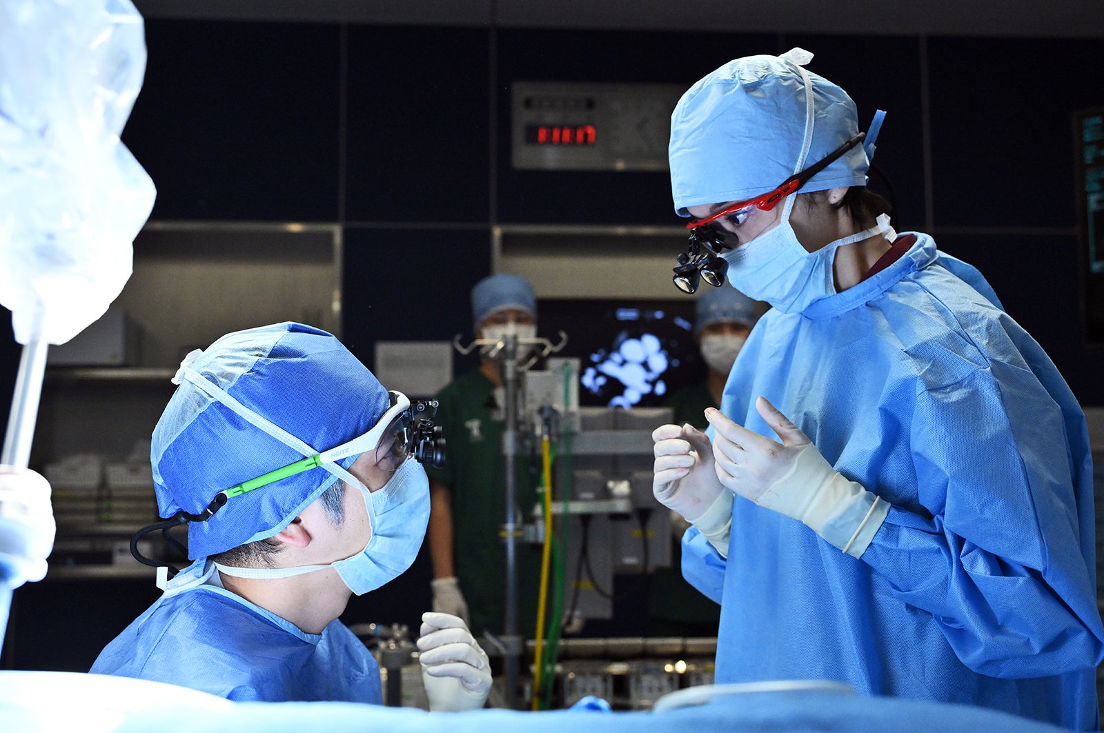 二宮和也、趣里「ブラックペアン シーズン２」第6話より（C）TBS