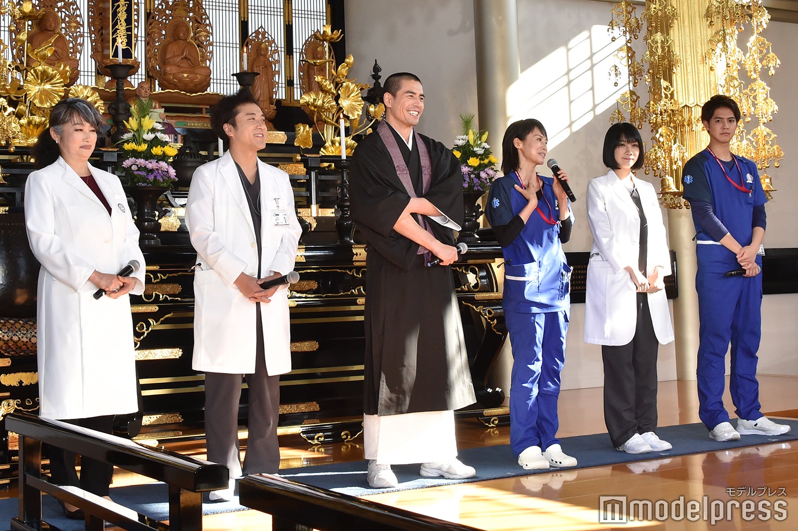 （左から）余貴美子、ムロツヨシ、伊藤英明、中谷美紀、松本穂香、片寄涼太（C）モデルプレス