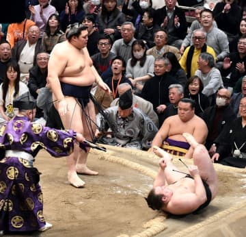 大相撲 横綱に完敗の安青錦が見せた姿勢 花道途中で土俵に一礼 悔しさ充満の中で失わなかった礼節 V争い大混戦の千秋楽に