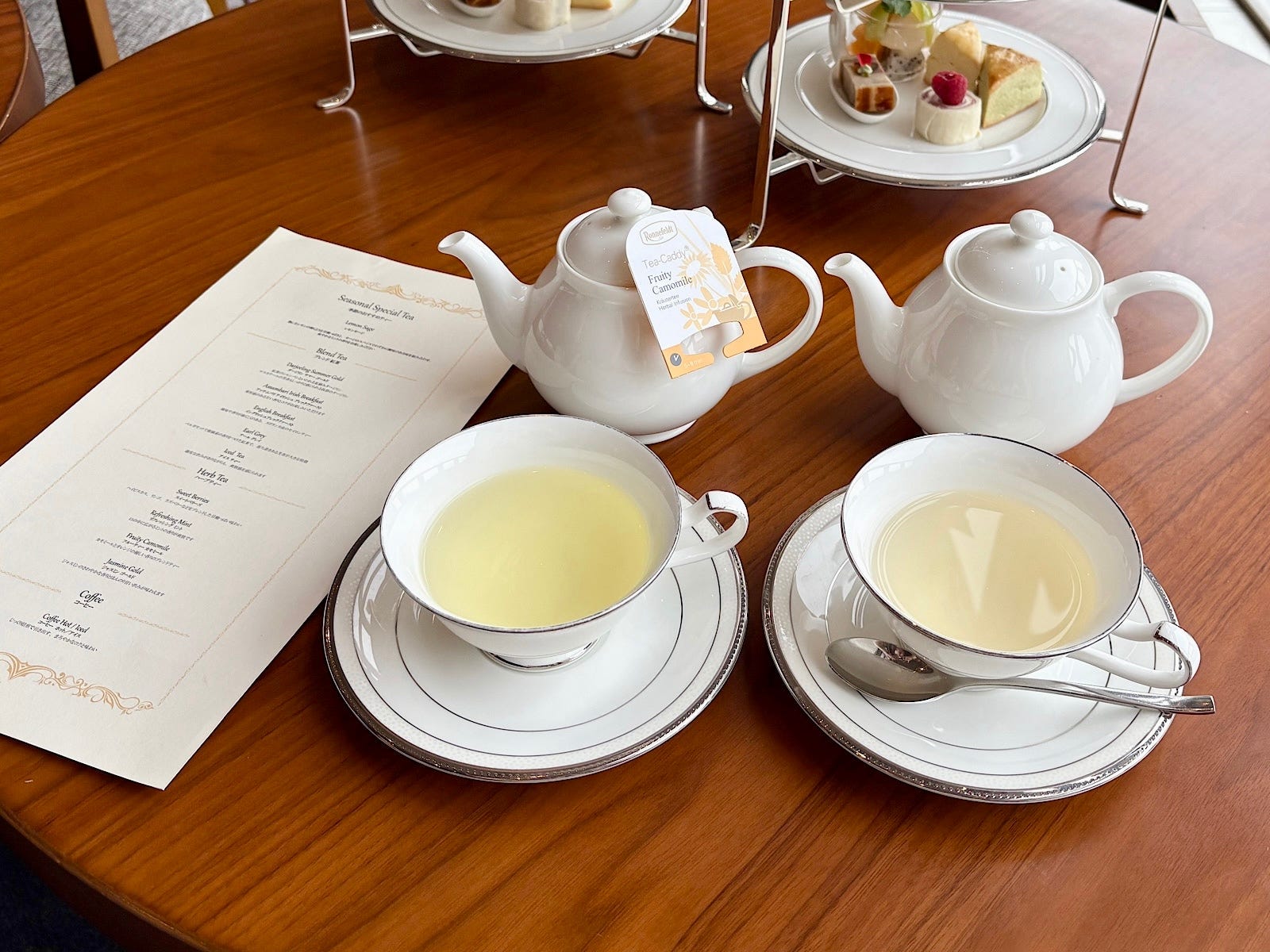 ドイツのブランド「ロンネフェルト」の紅茶を楽しめます  左：フルーティーカモミール（ホット）、右：レモンセージ（ホット）