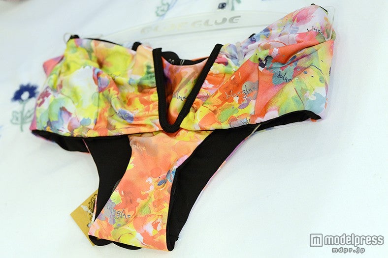 谷間を綺麗に見せてくれるV字空きビキニ