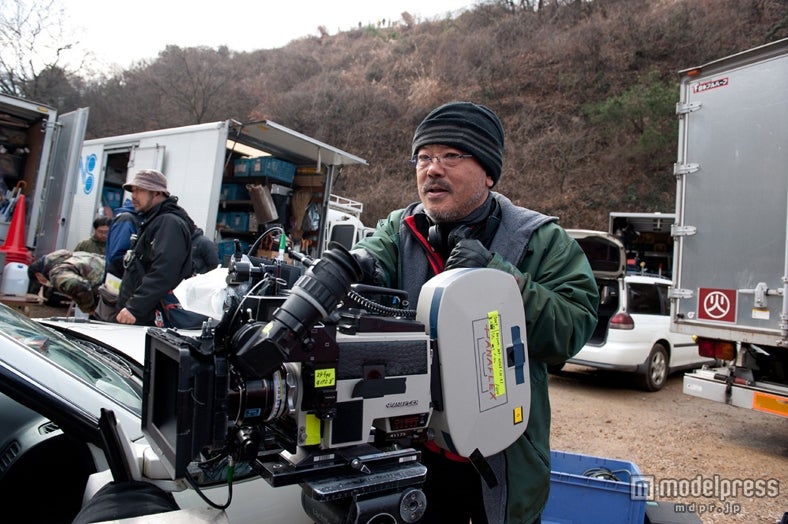 井筒和幸監督（c）2012「黄金を抱いて翔べ」製作委員会