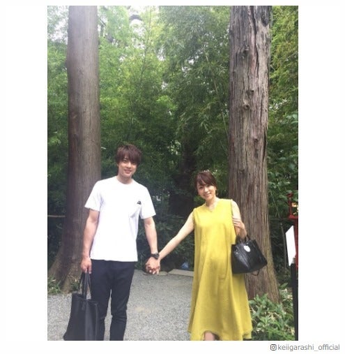 妊娠発表の本田朋子アナ、ふっくらお腹でバスケ五十嵐圭選手と手つなぎショット