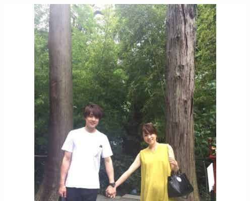 妊娠発表の本田朋子アナ、ふっくらお腹でバスケ五十嵐圭選手と手つなぎショット