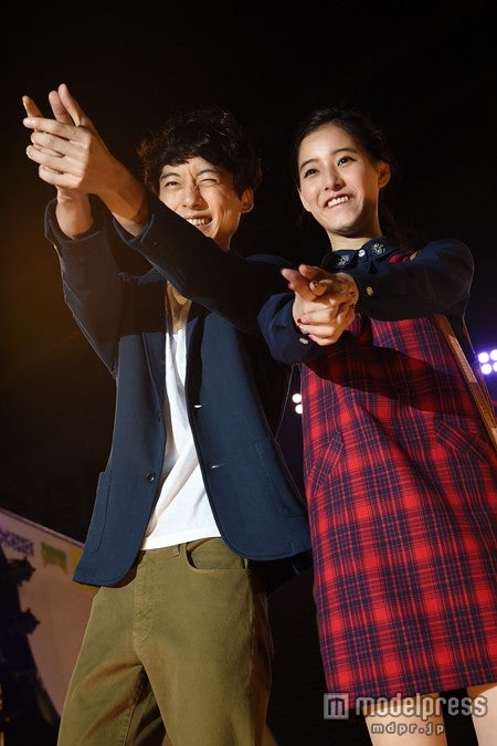 「non-no」新木優子×“塩顔男子”坂口健太郎、2ショットで恥じらい“バキュンポーズ”