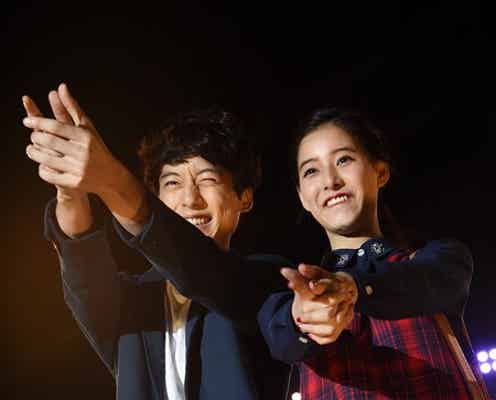 「non-no」新木優子ד塩顔男子”坂口健太郎、2ショットで恥じらい“バキュンポーズ”