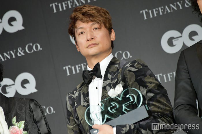 “鷹の使い”のようなかっこいい持ち方をする香取慎吾 (C)モデルプレス