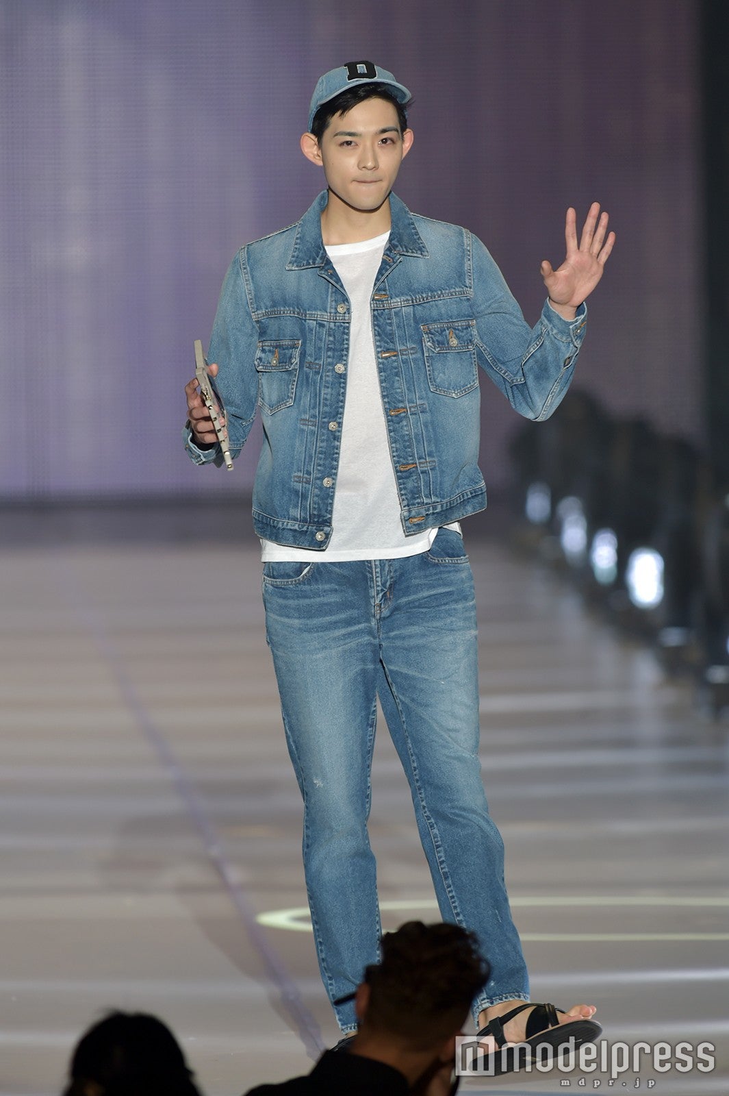 竜星涼“オールデニム”コーデで抜群スタイル際立つ　観客と自撮りも＜関コレ2017S／S＞