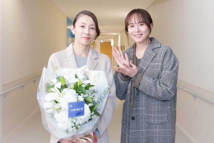 水野美紀、比嘉愛未(C)ABCテレビ