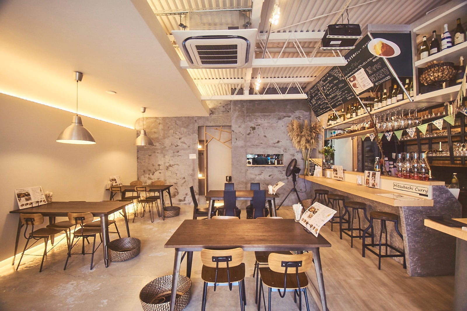 隣席とのスペースが充分にとられ、ゆったりと過ごせる店内（C）モデルプレス