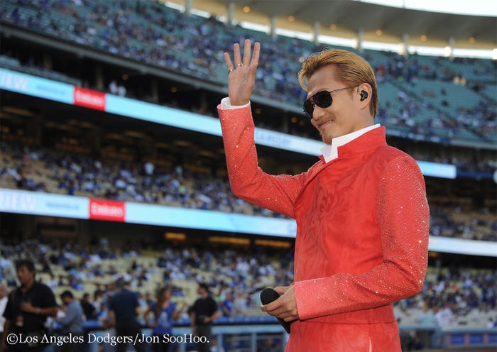 日本人アーティスト初の大役を完遂したEXILE ATSUSHI(C)Los Angeles Dodgers/JON SooHoo