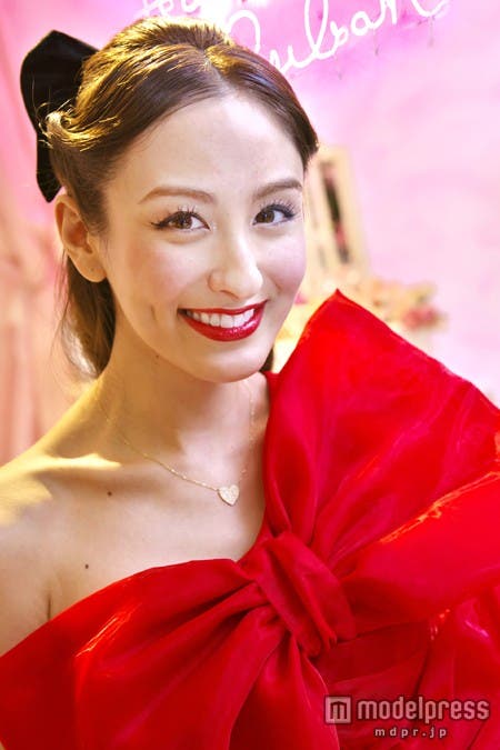 「Oui, Ayano Ruban クリスマスパーティー」に来場した「JJ」モデルのオードリー亜谷香