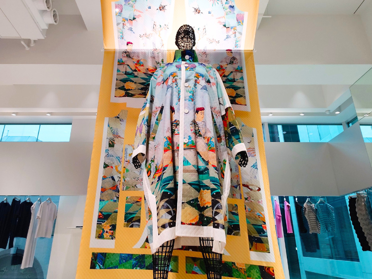 「エイポック・エイブル・イッセイミヤケ」 長さ4メートルの布に絵画をプリントしてコートに