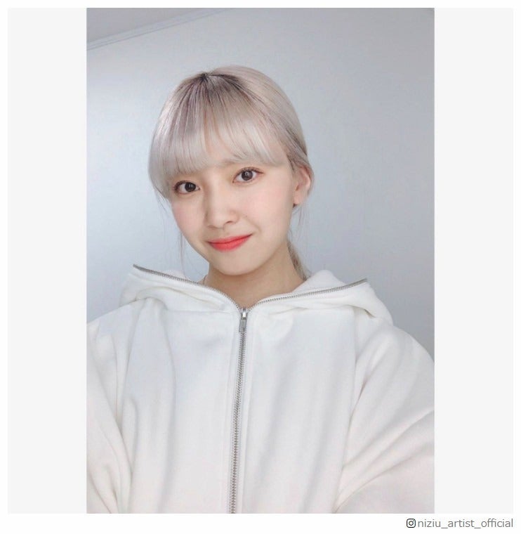 NiziUマユカ、ホワイトブロンドヘアの自撮りに反響「天使」「透明感ハンパない」