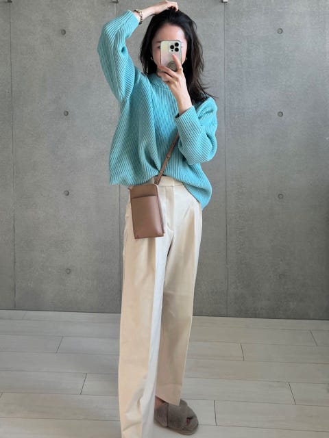 ユニクロ　ブルー　ニット　コーデ　白　パンツ