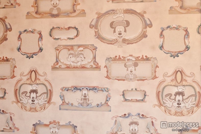 壁には大航海時代の衣装を着たキャラクターたち