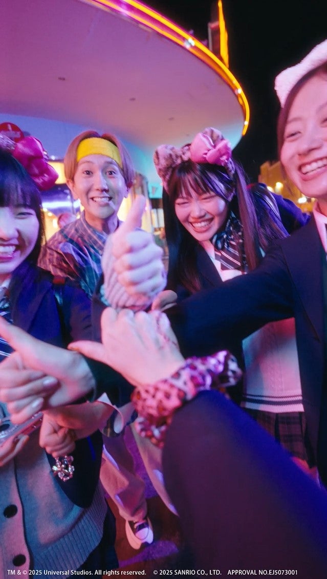 末吉9太郎と一緒にお馴染みのポーズを全力で楽しむ様子／画像提供：ユニバーサル・スタジオ・ジャパン