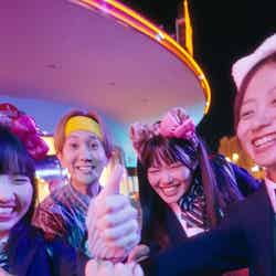 末吉9太郎と一緒にお馴染みのポーズを全力で楽しむ様子/画像提供:ユニバーサル・スタジオ・ジャパン