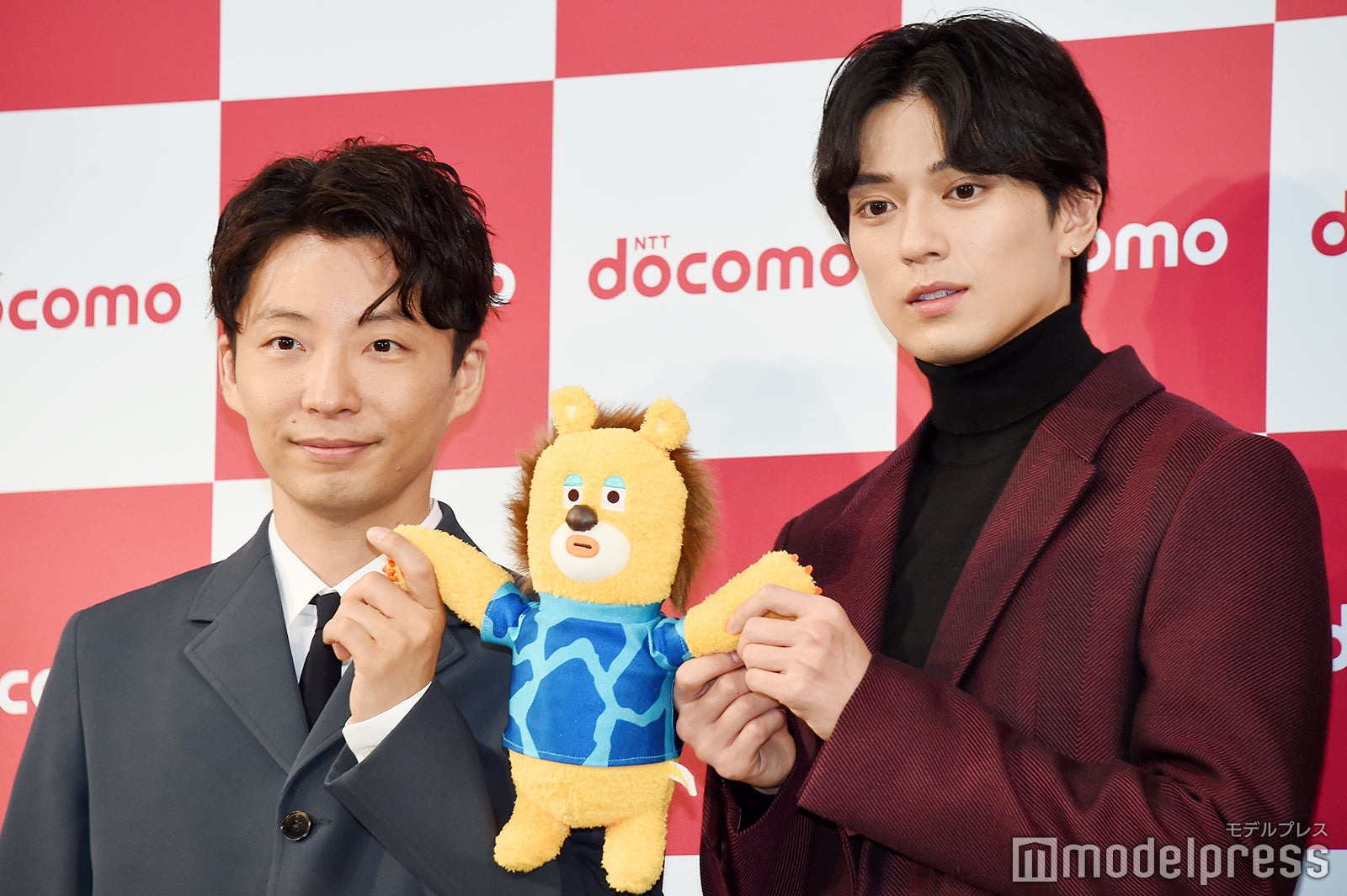 星野源、新田真剣佑（C）モデルプレス