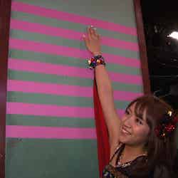 7周年の記念に7本目のピンクのテープを張り終えた高橋みなみ（c）2013「DOCUMENTARY of AKB48」製作委員会