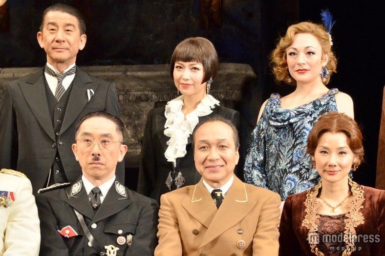 【後列】小林隆、新妻聖子、シルビア・グラブ【前列】段田安則、小日向文世、吉田羊