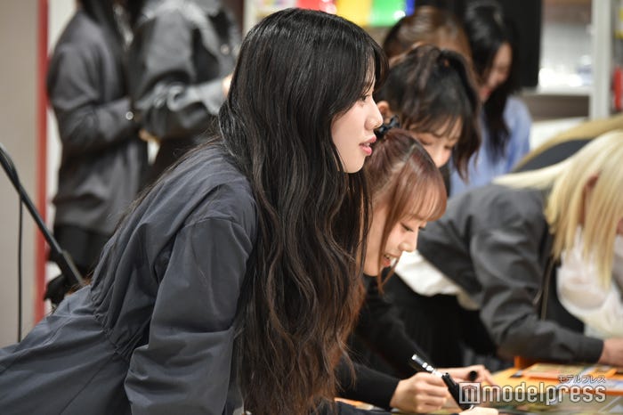 身を乗り出してファンと会話するAYANE(高見文寧)(C)モデルプレス