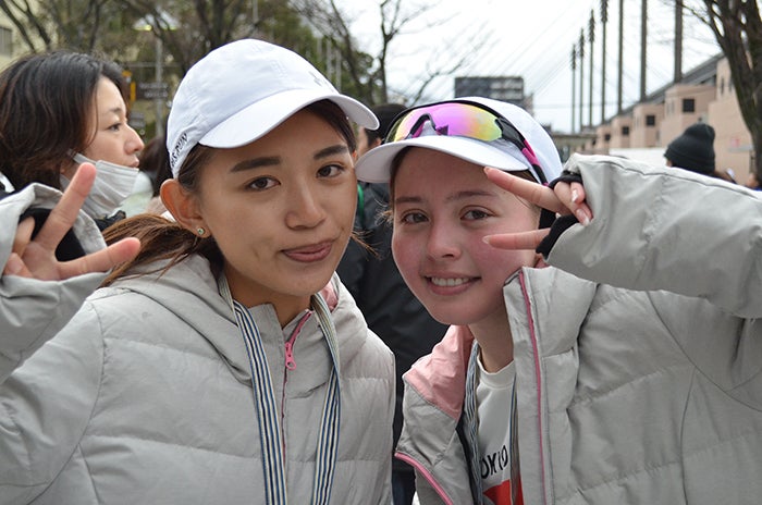 “走る美女チーム”加藤ナナ・坪井ミサト、涙のフルマラソン完走＜TOKYO GIRLS RUN＞