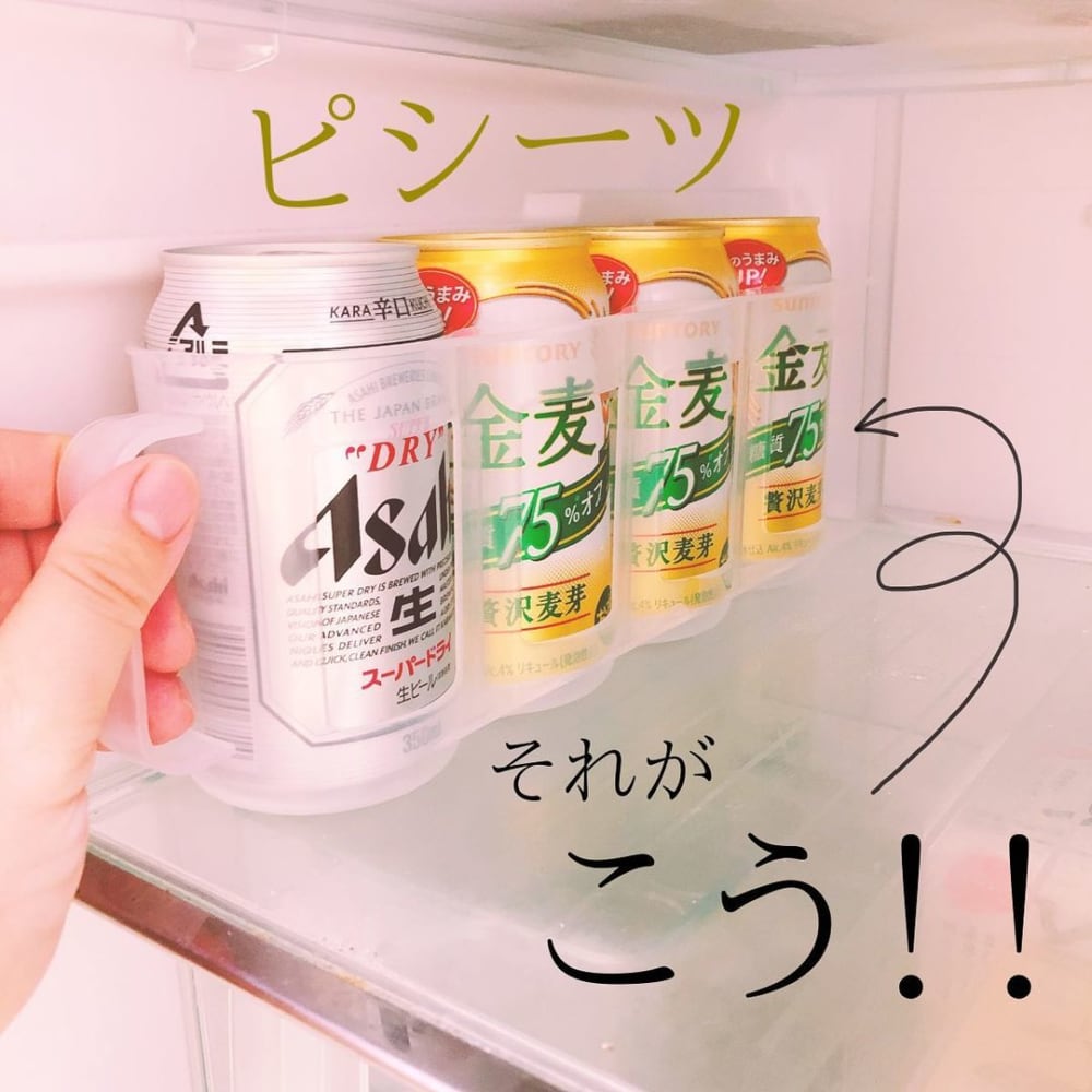 ダイソーの缶ストッカーで缶飲料を収納している写真