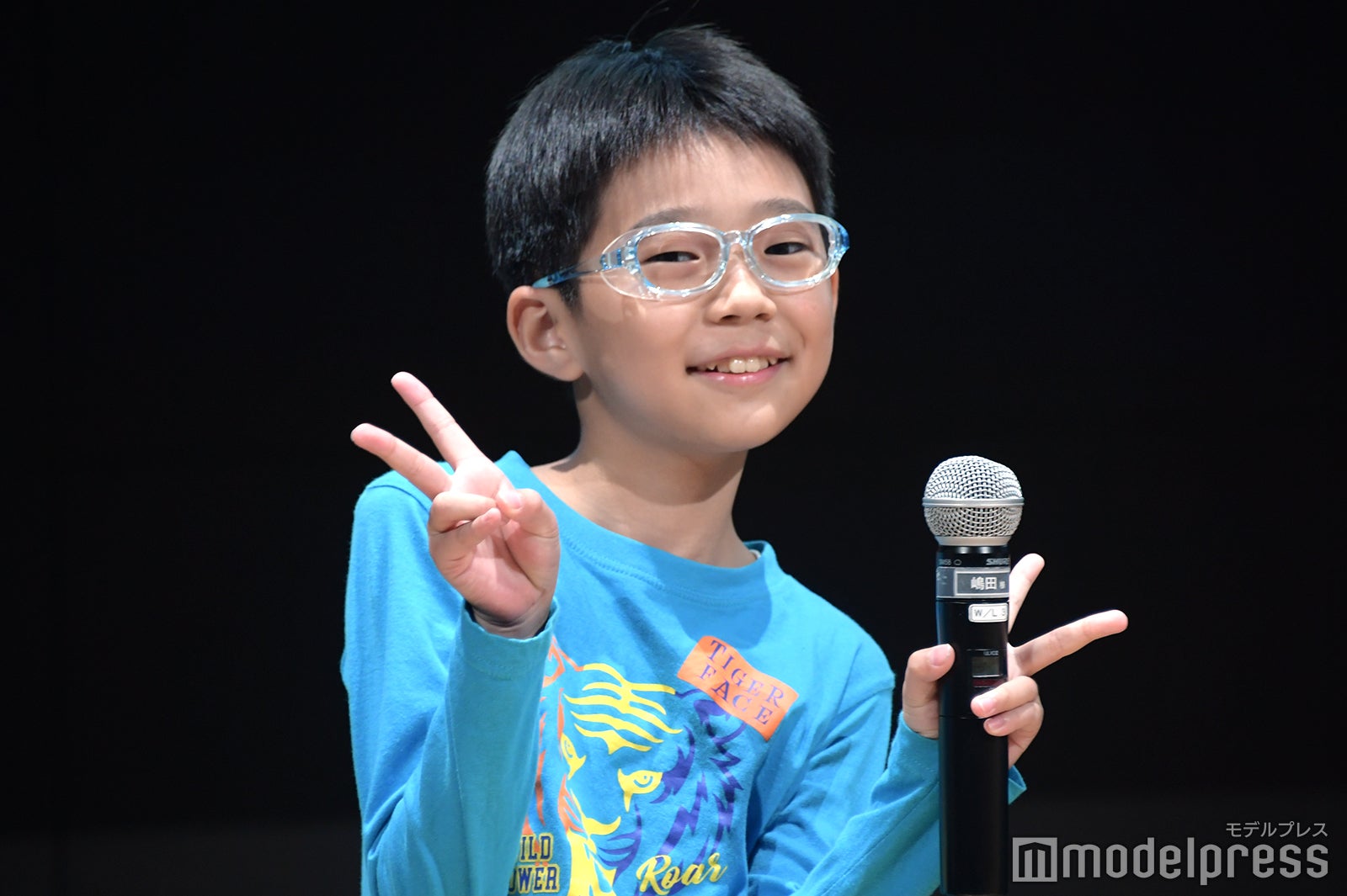 登壇時にピースを決めた嶋田鉄太（C）モデルプレス