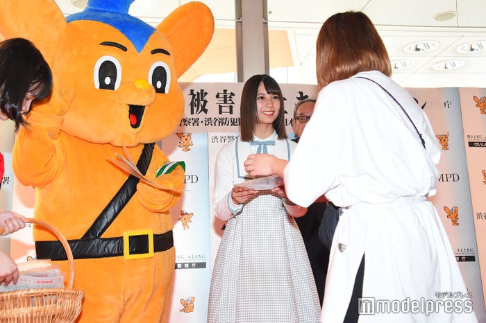 チラシを配布する小坂菜緒(C)モデルプレス