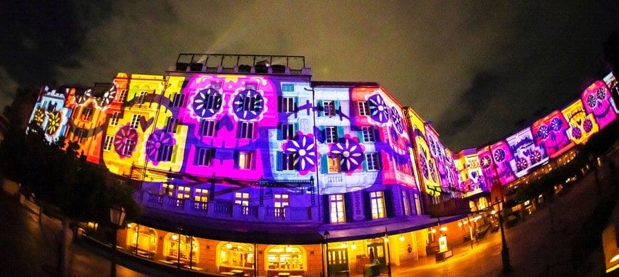 建物に映し出される映像にも注目