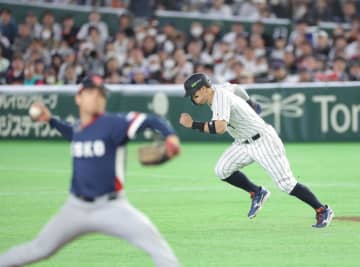 侍ジャパンがようやく先制！佐藤輝が好判断で生還 相手の隙を見逃さず→周東に3ラン飛び出す 七回までゼロ行進も