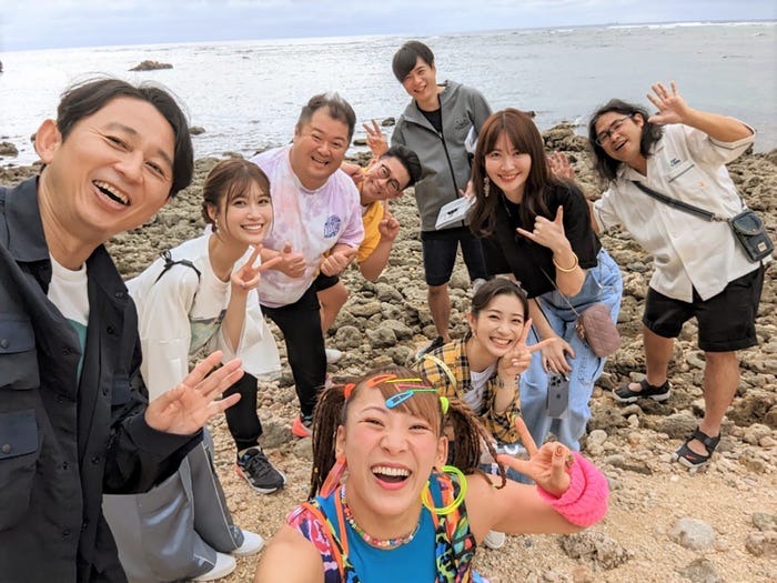 (手前から時計回りに)フワちゃん、有吉弘行、生見愛瑠、小杉竜一、ビビる大木、吉村崇、中岡創一、小嶋陽菜、足立梨花 (C)フジテレビ