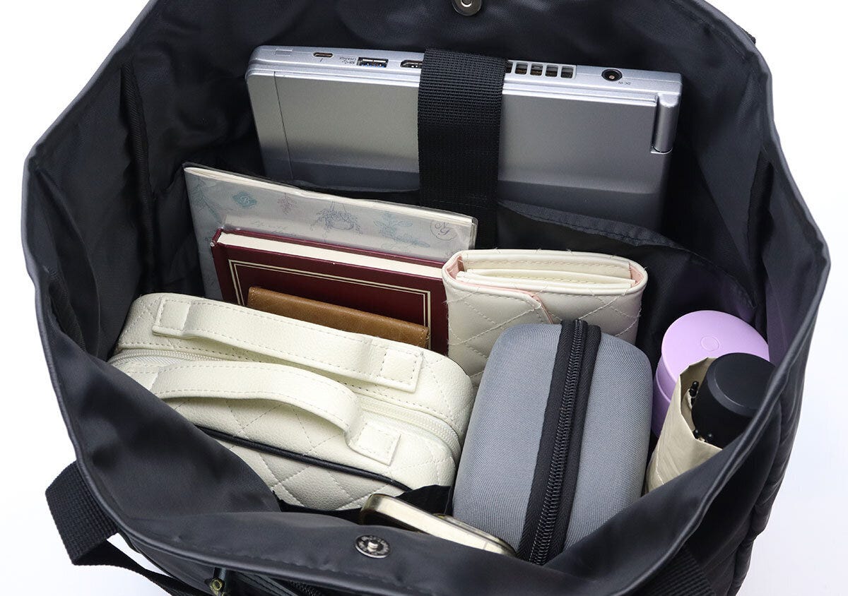 OrobiancoトートバッグにPCやポーチ、ボトルなどたくさんの荷物が入っている OrobiancoトートバッグにPCやポーチ、ボトルなどたくさんの荷物が入っている