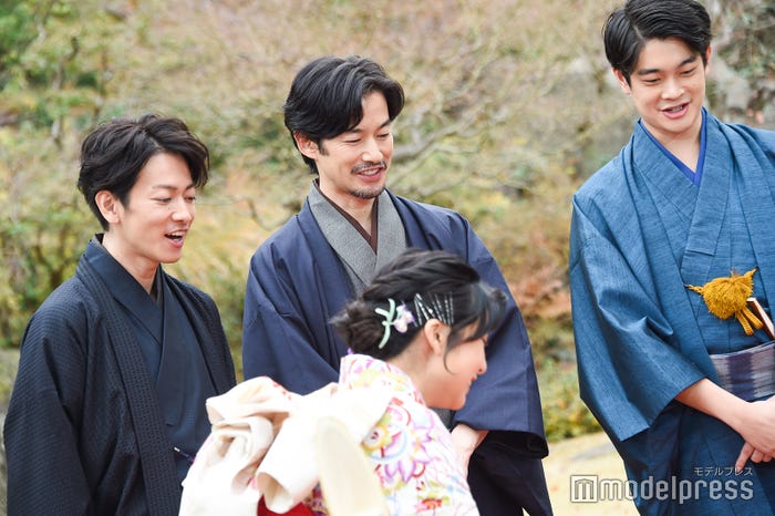 よいしょ~! (C)モデルプレス