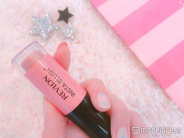 【レブロン】「インスタブラッシュ」“004 ローズ ゴールド キス”(C)モデルプレス