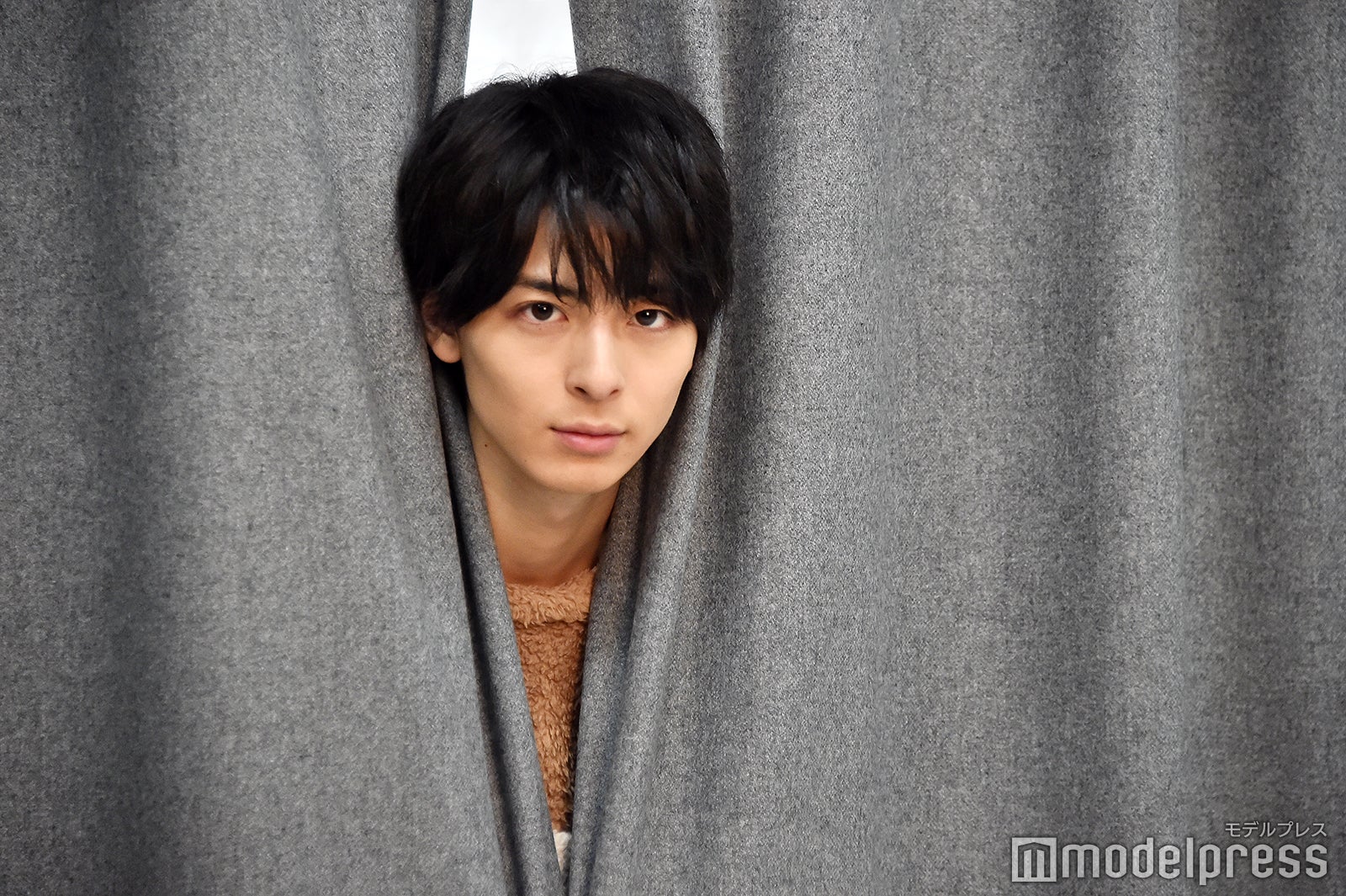 メイキングのカメラにも視線を送るサービス精神旺盛な高杉真宙 （C）モデルプレス