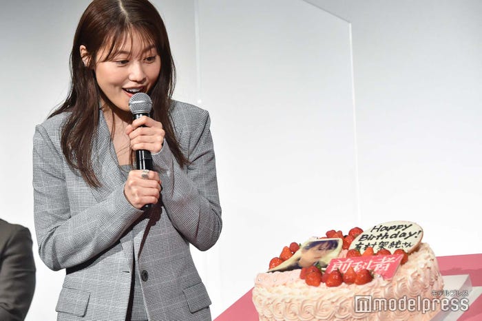 有村架純、バースデーケーキに驚き (C)モデルプレス
