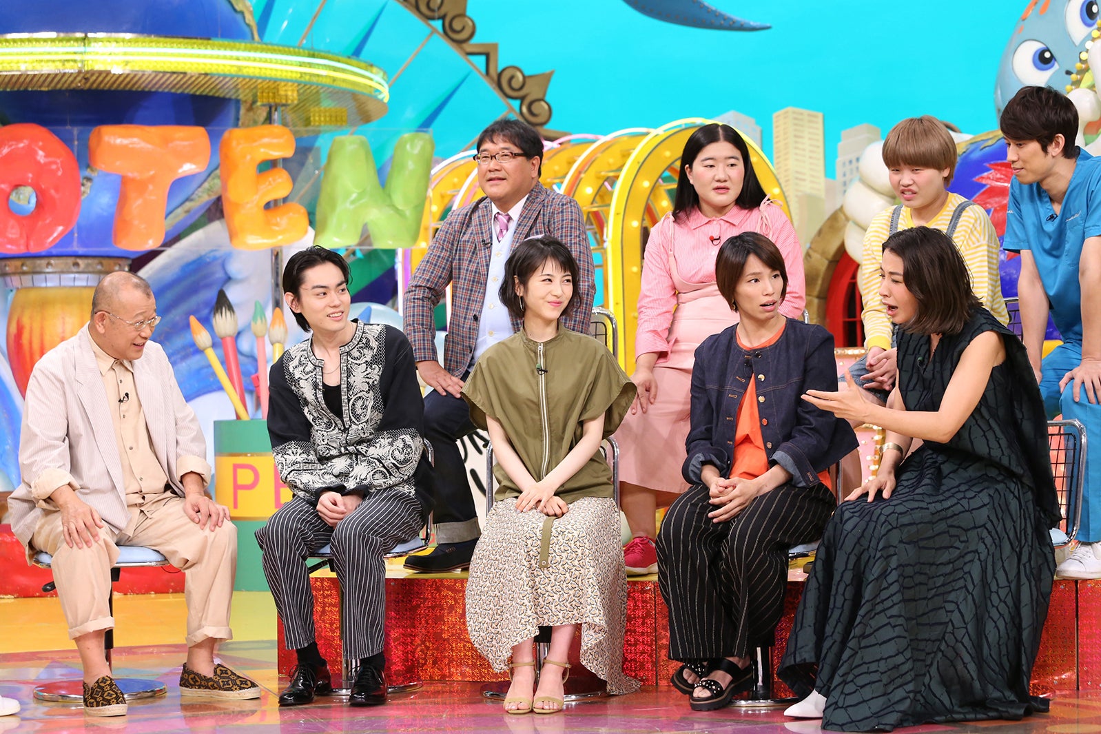 （前列左から）笑福亭鶴瓶、菅田将暉、浜辺美波、松本薫、鈴木紗理奈（後列左から）カンニング竹山、ガンバレルーヤ、しゅんしゅんクリニックP（C）日本テレビ