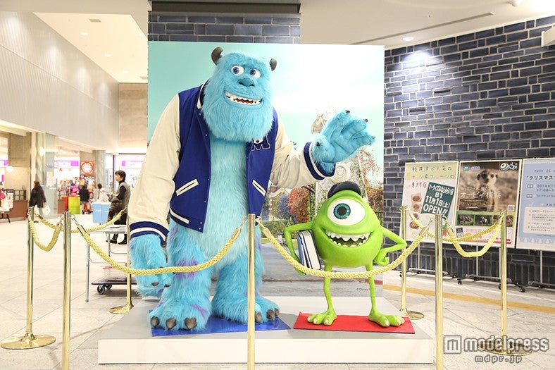 「モンスターズ・ユニバーシティ」のサリーとマイクの等身大フィギュア（C）Disney／Pixar