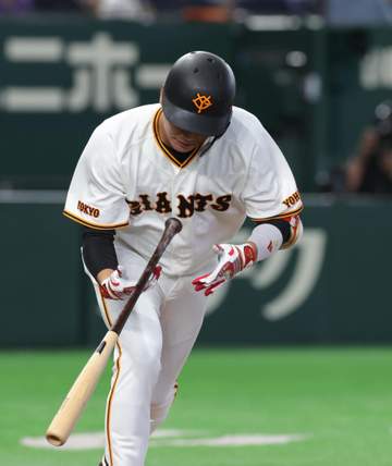 えっ！巨人 坂本勇人スイング直後にうつむいた打球がフェンス際の二塁打に 通算2469安打 NPB歴代9位・長嶋茂雄にあと2 同点の口火に