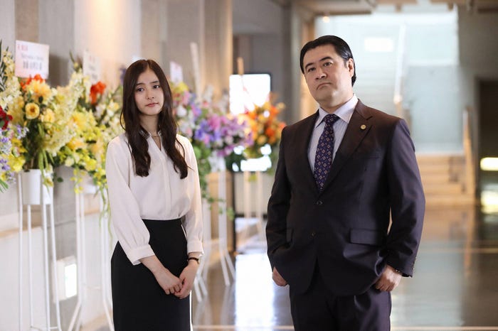 新木優子、小手伸也「SUITS/スーツ2」第6話より(C)フジテレビ