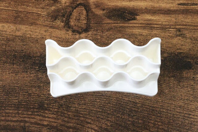 すきまにピッタリ　軟膏スタンド　形状