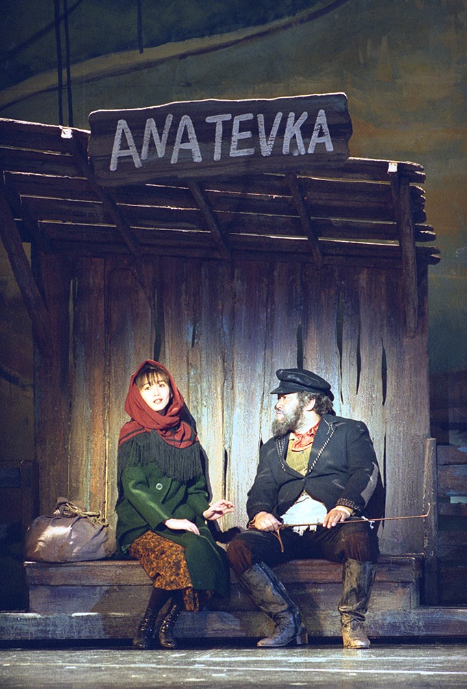 本田美奈子さん、西田敏行さん／平成6（1994）年4月「屋根の上のヴァイオリン弾き」舞台写真西田敏行さん