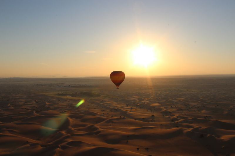 飛行中の気球／画像提供：ドバイ政府観光局