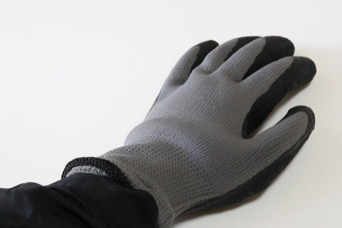 ダイソーの防寒天然ゴム背抜き手袋（L）を着用