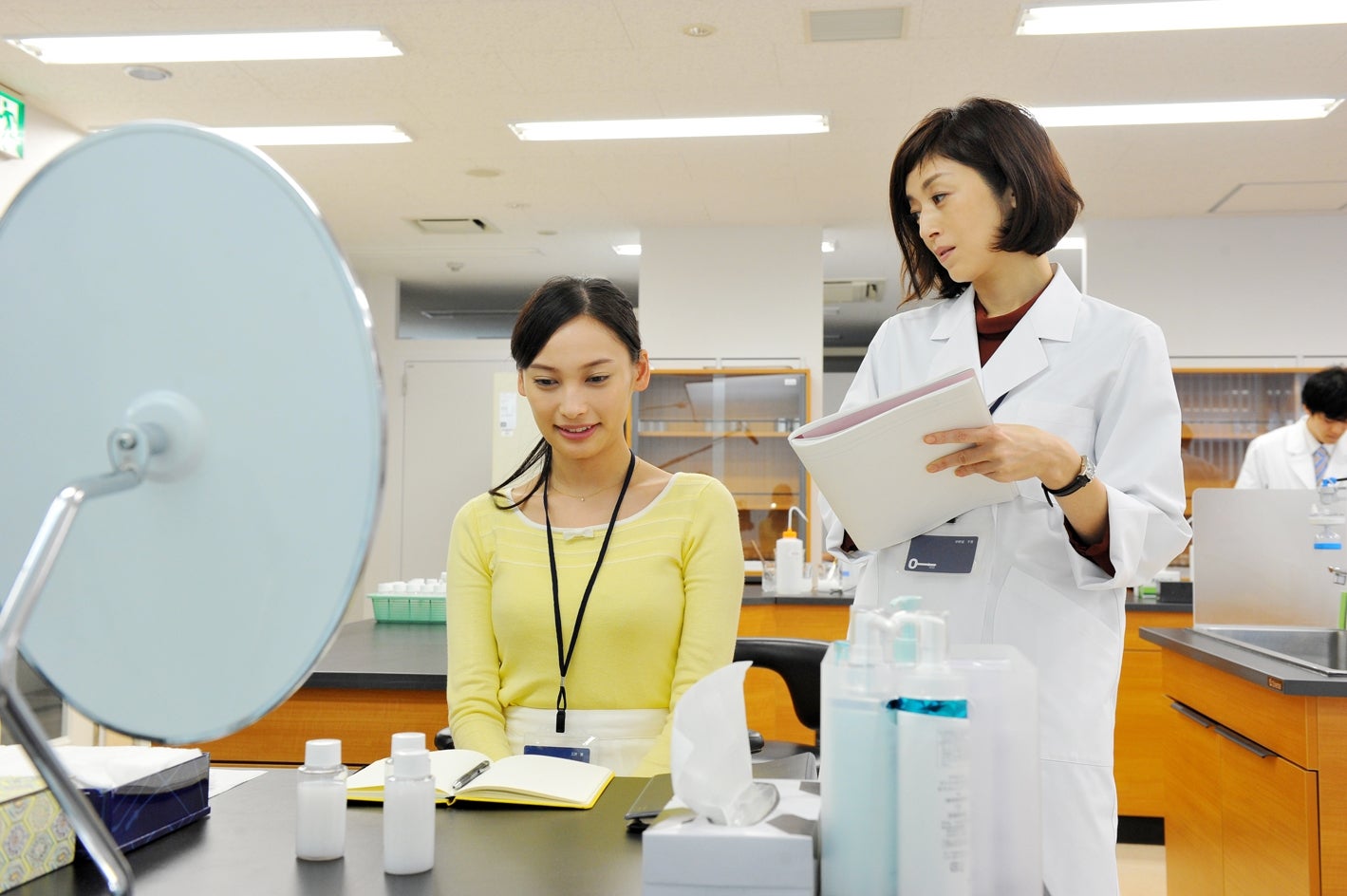 大政絢、高岡早紀（C）2017「コスメティックウォーズ」製作委員会