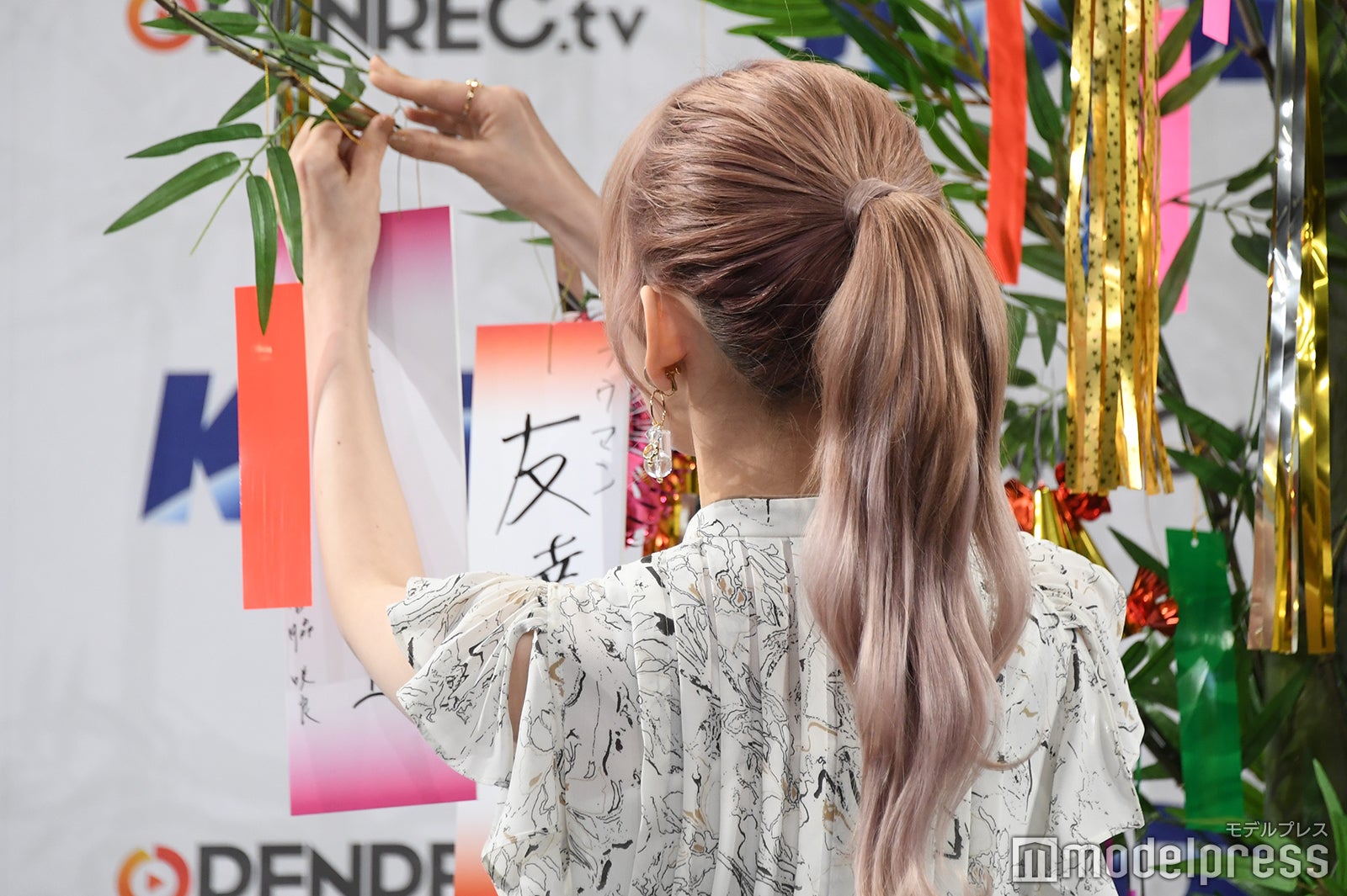 短冊を結ぶ宮脇咲良 （C）モデルプレス