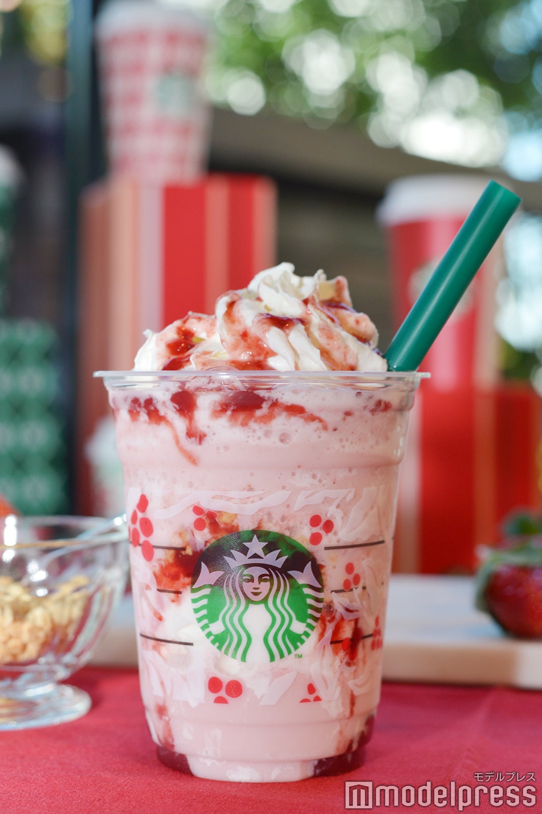 「クリスマス ストロベリー ケーキ フラペチーノ」 （C）モデルプレス